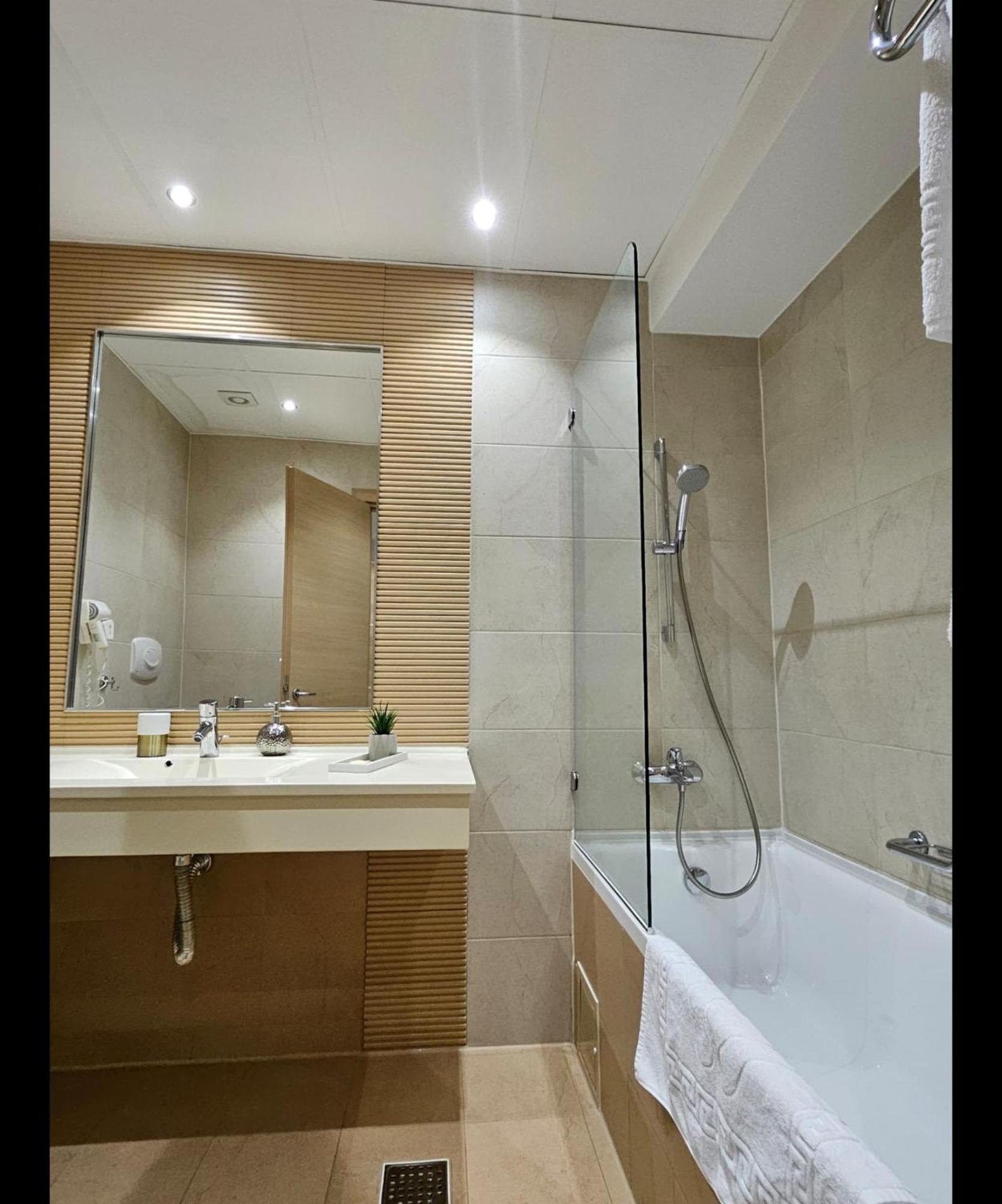 Love Room Bucureşti Ngoại thất bức ảnh